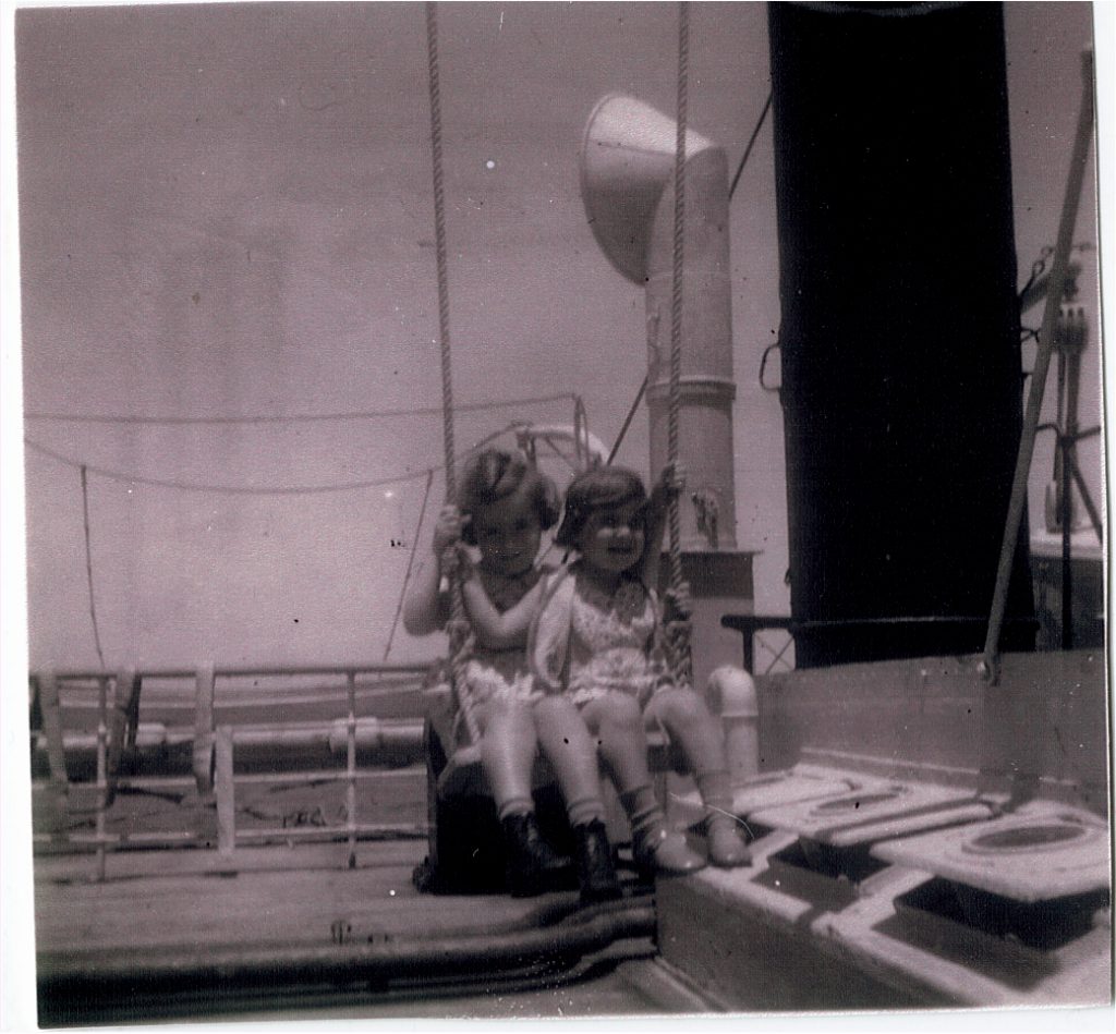 Hanna Grünwalds Tochter Renate und Marion Rosenthal auf dem Fluchtschiff "Aurigny" im August 1938