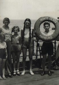 Sigrid, Martha, Edith, Rita und Max Brauer auf dem Hamburger Schiff Monte Olivia, vermutlich im Januar 1938, kurz vor der Ankunft im rettenden Hafen von Buenos Aires