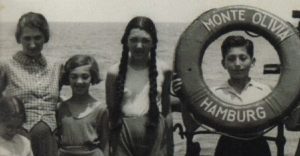 Sigrid, Martha, Edith, Rita und Max Brauer auf dem Hamburger Schiff Monte Olivia, vermutlich im Januar 1938, kurz vor der Ankunft im rettenden Hafen von Buenos Aires